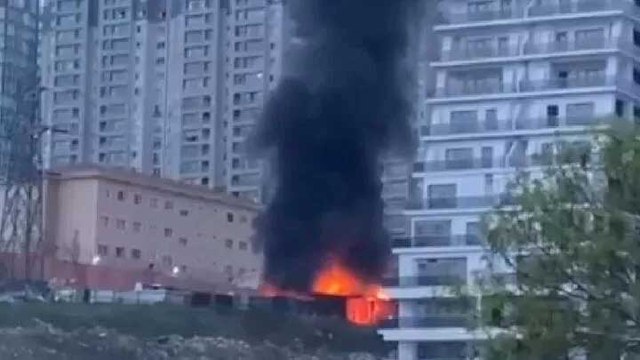 Esenyurt'ta geri dönüşüm alanında korkutan yangın