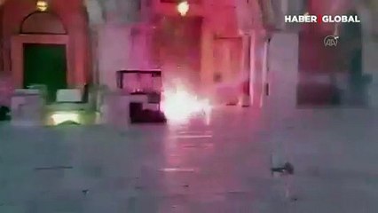 Sabah namazında Mescid-i Aksa'ya baskın