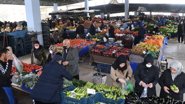 Kredi kartı pazar yerinde bile artıyor: 10 liralık alışveriş için bile karta başvurmak zorunda kalan var