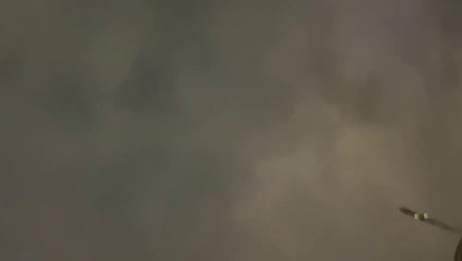 Un triangle noir dans le ciel nuageux de Shanghai en Chine