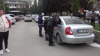 Otomobilde mahsur kalan kadın böyle kurtarıldı
