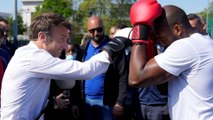Macron enfile les gants de boxe à Saint-Denis