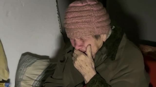 Centenares de ucranianos siguen refugiados en sótanos en el Donbás