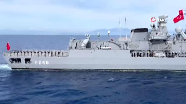 Son dakika haberi! Mavi Vatan-2022 Tatbikatı'na katılan gemiler, Milli Savunma Bakanı Akar ve TSK Komuta Kademesi için selamlama geçişi yaptı