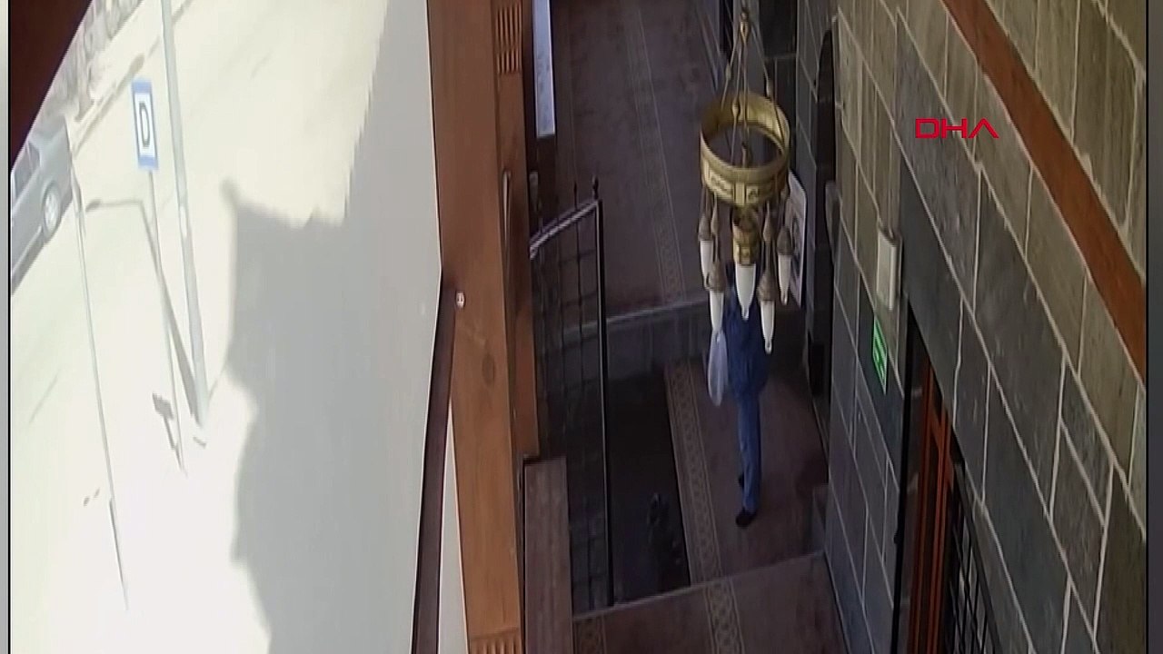 Bu nasıl bir ahlaksızlık, nasıl bir ayıp! Cami içerisinde yaptıkları şoke etti: O anlar kamerada