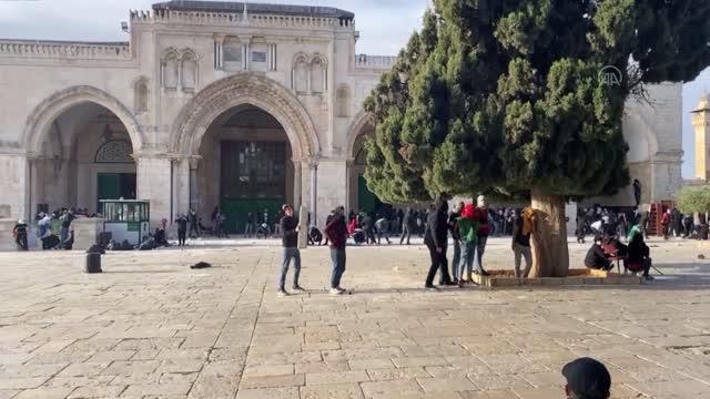 Son dakika haberleri: İsrail polisi Mescid-i Aksa'ya baskın düzenledi (5)