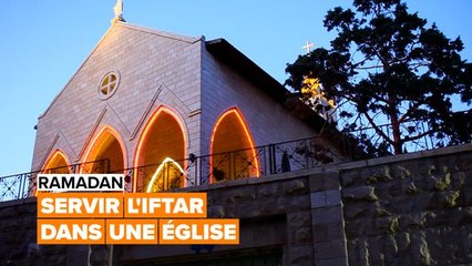 Le groupe chrétien servant l'Iftar depuis une église