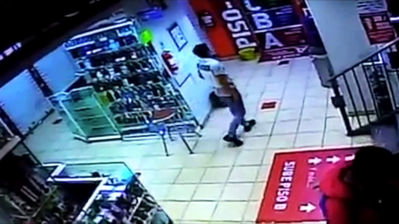 Sujetos roban accesorios y celulares en negocios de Guadalajara y Zapopan