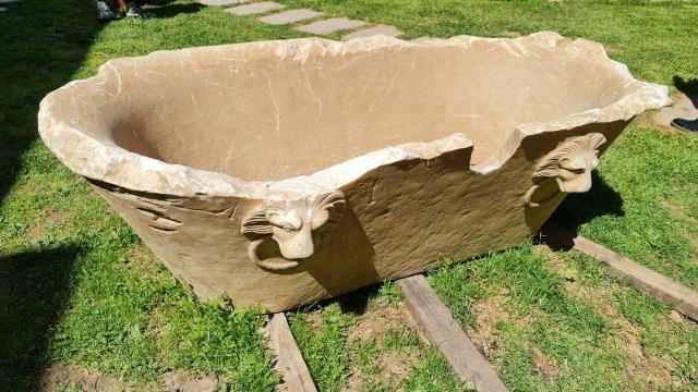 Bir tonluk 1800 yıllık mermer küvet basına tanıtıldı