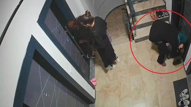 Evlere ayakkabı koklayarak giren hırsız kamerada