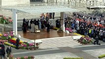 El papa retoma sus audiencias semanales desde la plaza San Pedro