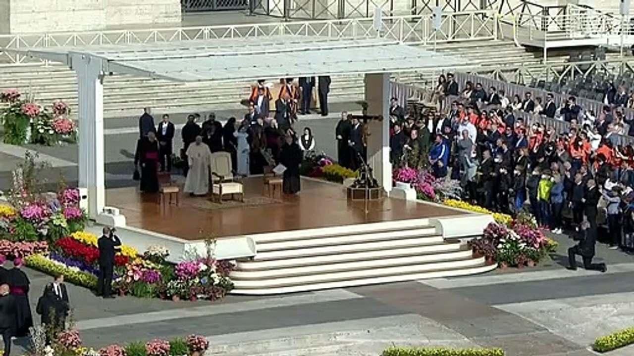 El papa retoma sus audiencias semanales desde la plaza San Pedro