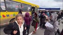 Tres autobuses de evacuados de Mariúpol llegan a Zaporiyia, en el sudeste de Ucrania