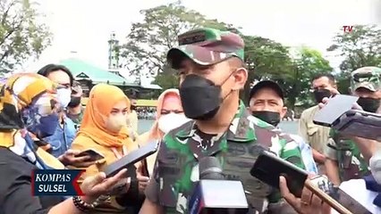 TNI bagi sembako untuk kaum duafa