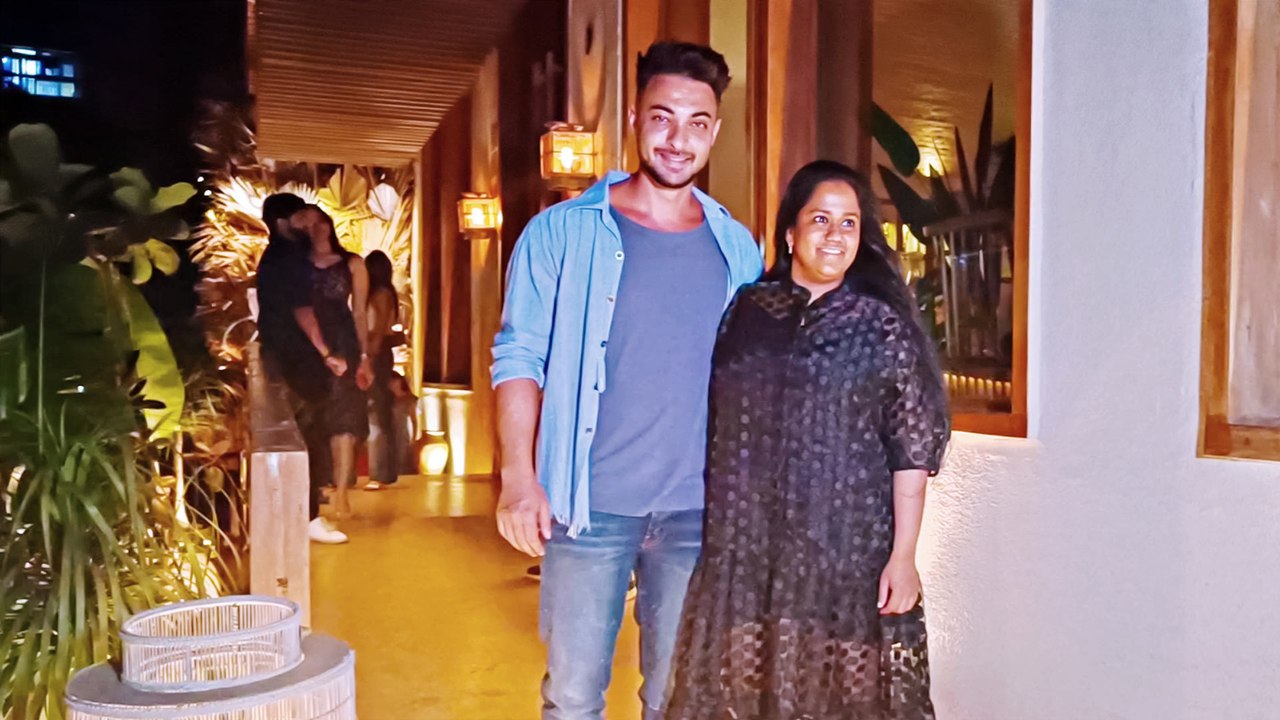 Aayush Sharma And Arpita Khan Gave Romantic Poses For Paps At Bastian Worli