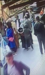 DURAKTA, YOLCULARIN CÜZDAN VE PARALARINI ÇALAN 2 ÇOCUK ŞÜPHELİ YAKALANDI