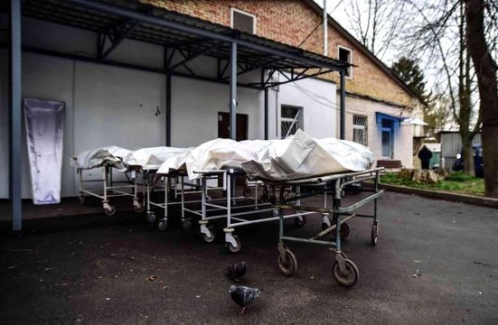 Bucha'da cansız bedenlerin bulunduğu tırın önünde acı bekleyiş