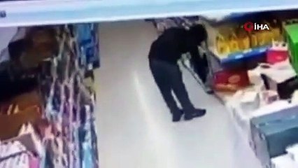 Markette hırsızlık yaparken yakalandı, arbede sırasında çaldıkları etrafa saçıldı