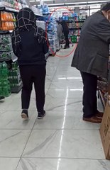 Alışveriş yapan kadını küfür ve tehditle dışarı çıkarttı