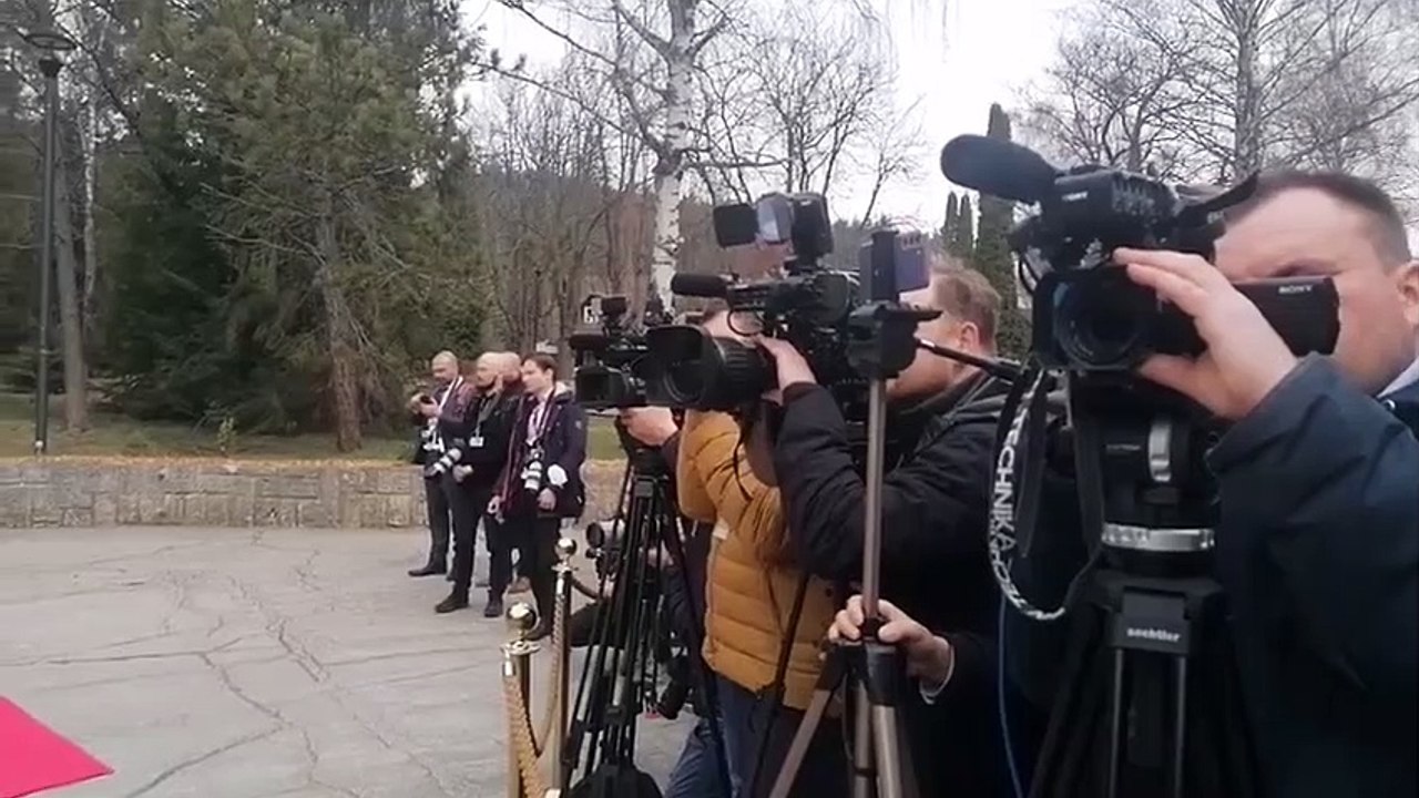 ZÁZNAM: Stretnutie predstaviteľov vlád SR a Poľskej republiky - uvítací ceremoniál