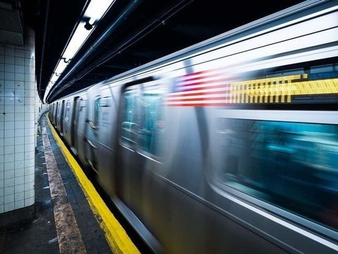 Deux artistes français perdent la vie à New York, fauchés par une rame de métro…