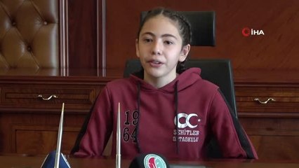 Koltuğa oturdu talimatı verdi: "Haftada 1 ders saati kitap okunsun"