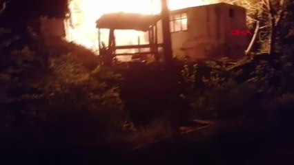 KENDİNİ SON ANDA DIŞARI ATTI, YANAN EVİNİ GÖRÜNTÜLEDİ - YENİDEN