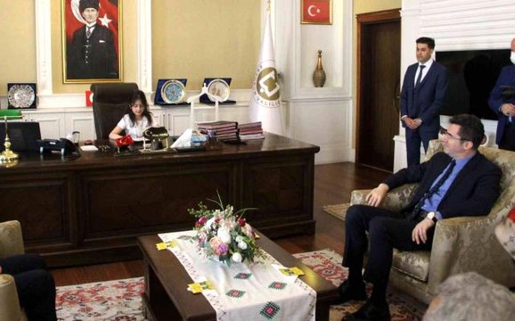 Vali Memiş koltuğunu 4. sınıf öğrencisi Elif'e devretti: Emniyet Müdürü ile görüşmek istiyorum