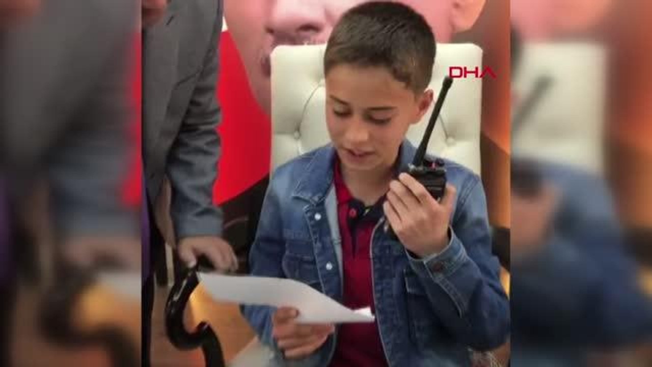 ÇORUM'DA POLİS TELSİZİNDEN ANONS YAPAN ÖĞRENCİLER HEYECANLANDI