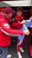 Formula 1, Leclerc riceve la maglia della Lazio