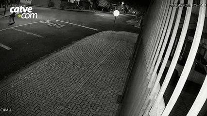 Jovem é agredido com capacete após ser acusado de assédio contra mulher em bar