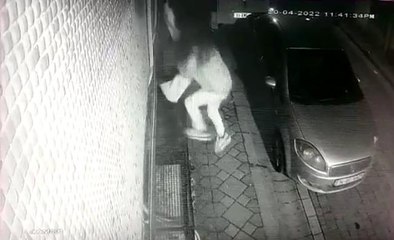 Zeytinburnu'nda genç kız çamaşır ipinden kıyafet çaldı... O anlar kamerada