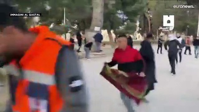 Gerusalemme, terzo venerdì di Ramadan: scontri tra palestinesi e polizia israeliana
