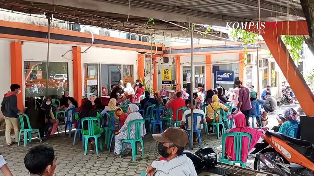 Ratusan Warga Antri Cairkan BLT Minyak Goreng dan BPNT