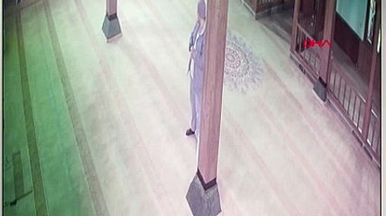 Camiden müezzinin kullandığı mikrofonu çaldı