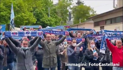 Pistoia, sciarpe e fumogeni al funerale del tifoso. In lutto il mondo del basket