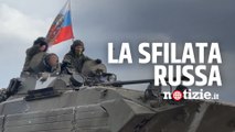 Guerra Russia-Ucraina, soldati di Mosca sfilano sui carri armati verso la regione di Kharkiv