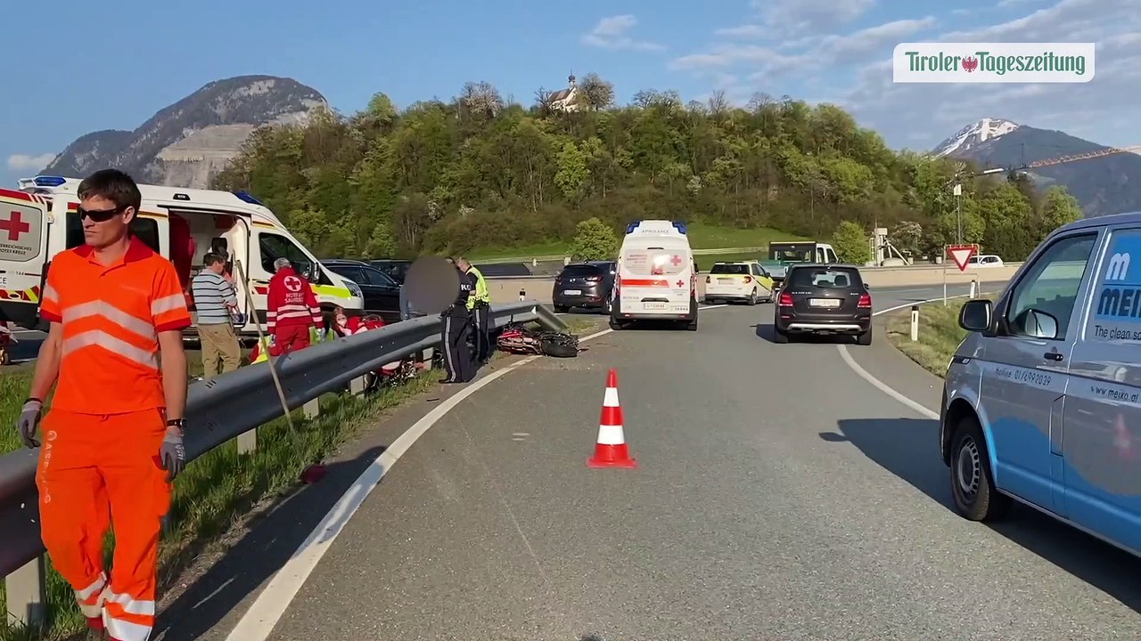 Mit Motorrad gegen Leitplanke: 29-Jähriger in Kirchbichl schwer verletzt