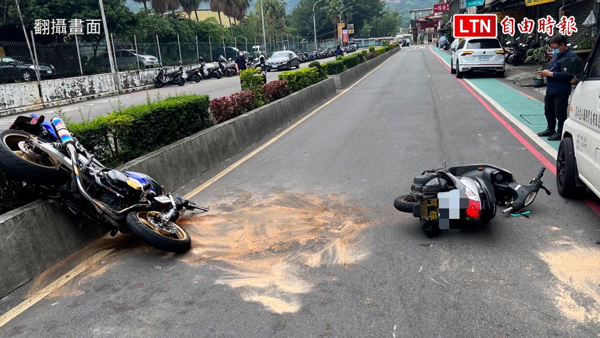 左轉阿嬤對決直行重機 騎士人車噴飛再撞2違停車(翻攝畫面)