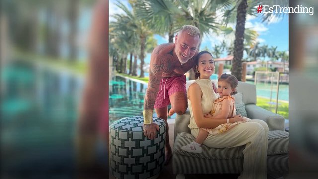 Mis brazos estarán para ti : Gianluca Vacchi enternece al acompañar a su bebé en sus primeras clases de natación