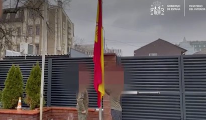 Download Video: Emotivo izado de la bandera de España en la embajada de Kiev en Ucrania