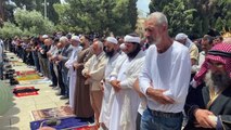 آلاف الفلسطينيين يصلون في باحة المسجد الأقصى