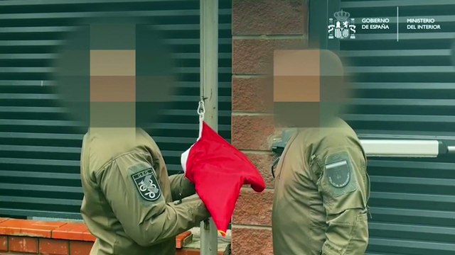 Imágenes del izado de bandera en la embajada española en Kiev