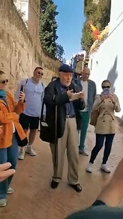 İlber Ortaylı, İspanya sokaklarındaki dansını paylaştı! İşte sosyal medyayı sallayan dans