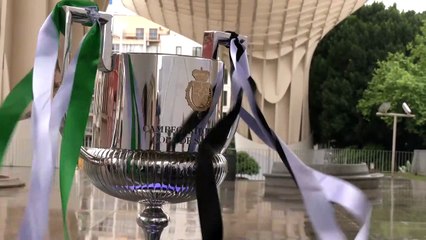 Télécharger la video: El trofeo de la Copa del Rey ya está en Sevilla para la final Betis-Valencia