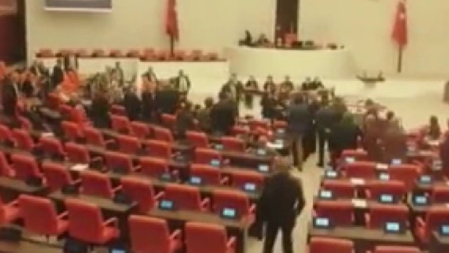 TBMM Genel Kurulu'nda CHP ve MHP milletvekilleri arasında gerginlik