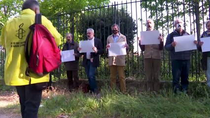Devant l'ambassade russe à Paris, des visages bâillonnés contre les arrestations des anti-guerre