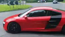 Il fait le malin avec son Audi R8 v10 sur un rond point et va le regretter