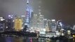 Il filme un triangle noir dans le ciel nuageux de Shanghai en Chine