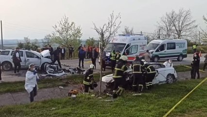 Son dakika haberi... İki otomobilin çarpışması sonucu 2 kişi öldü, 1 kişi yaralandı